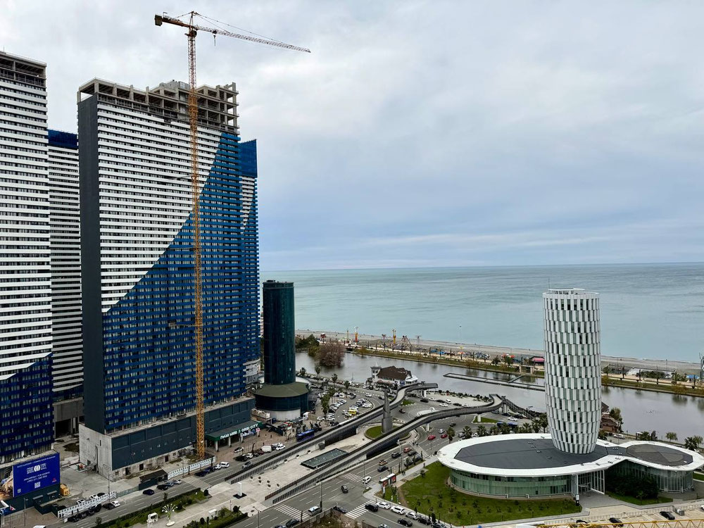 Просторная видовая квартира в самом центре Батуми — Find off-plan property or real estate resale directly from developers and owners GEOLN.GE. Photo 1