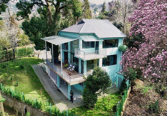 Дом мечты с видом на море в окружении природы